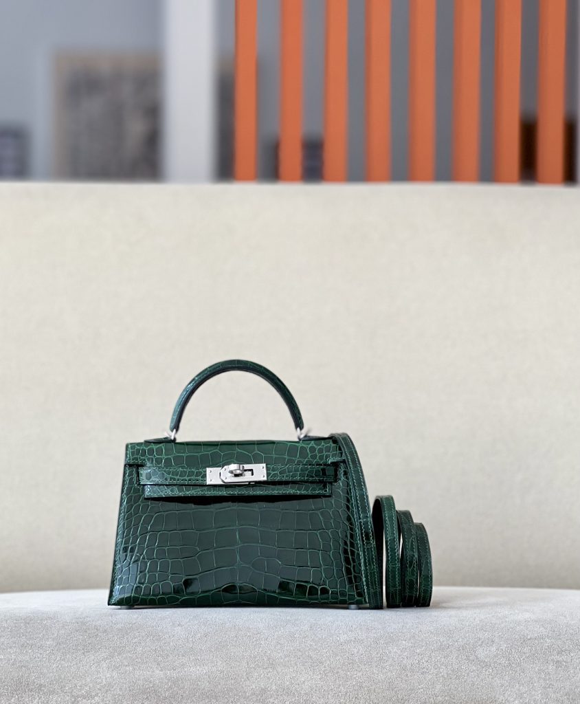 KELLY CUT 31 IN PINE GREEN SHINNY ALLIGATOR LEATHER WITH GOLD HARDWARE
