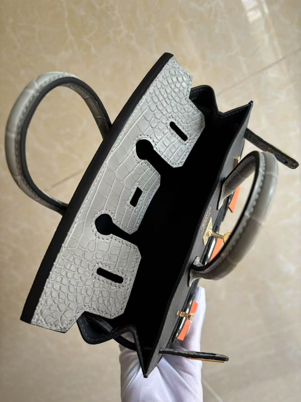 An overhead view into the opened Faubourg Birkin 20