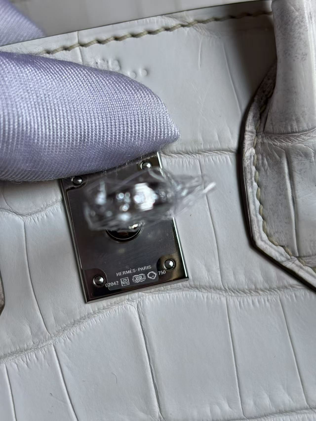 Close-up of the hardware touret on a Himalayan Birkin 25