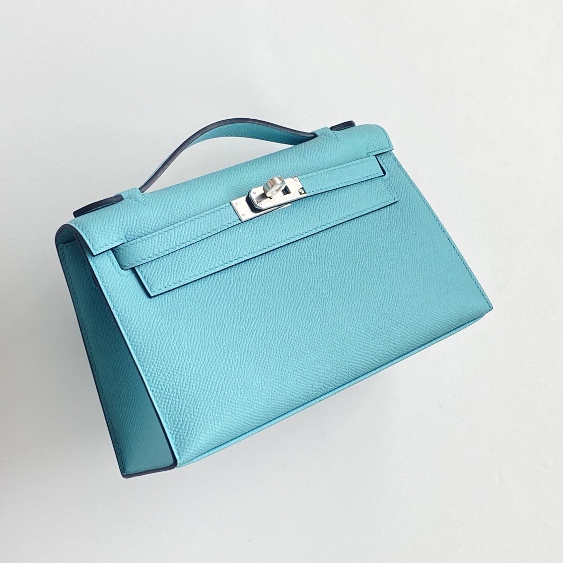 Front view of a hermes kelly pochette in blue Epsom leather