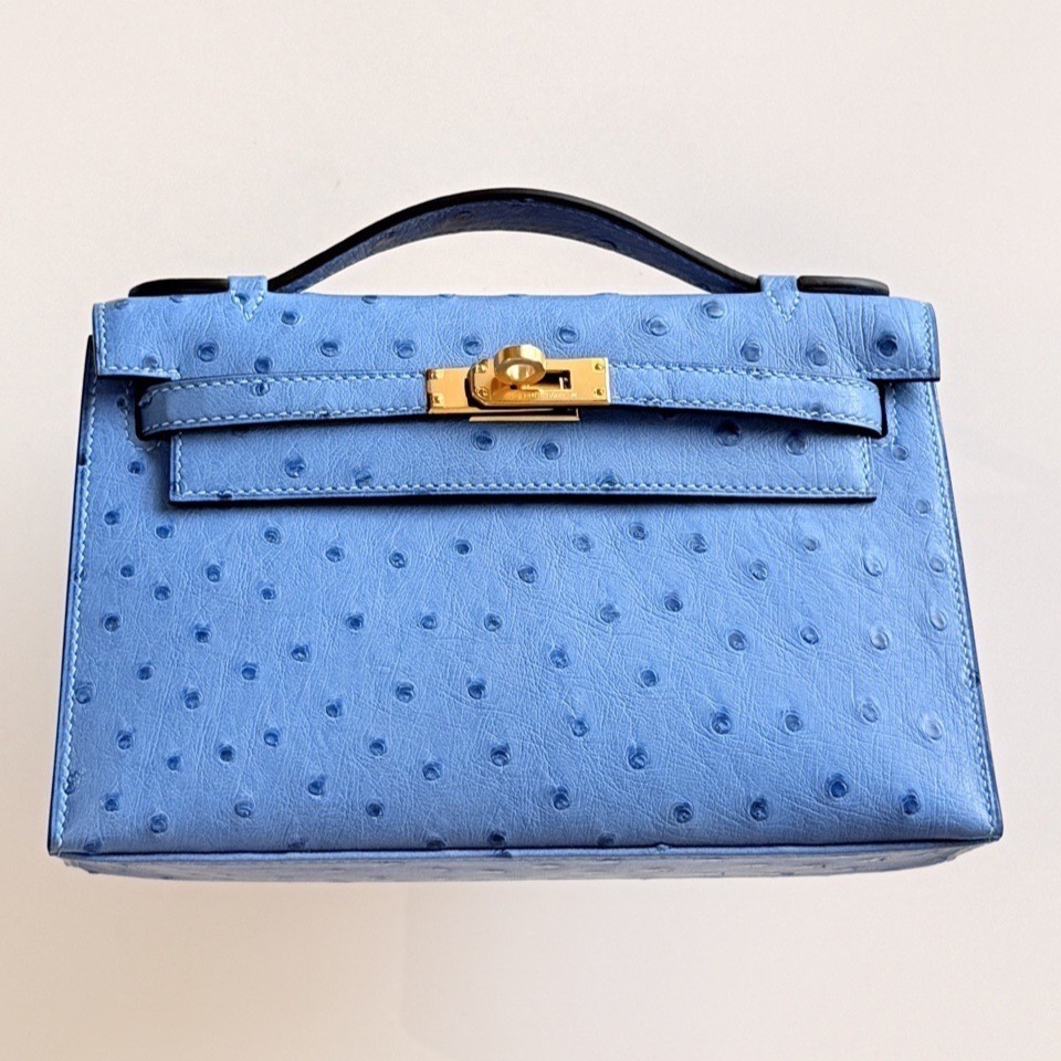 Front view of a hermes kelly pochette in Blue ostrich leather
