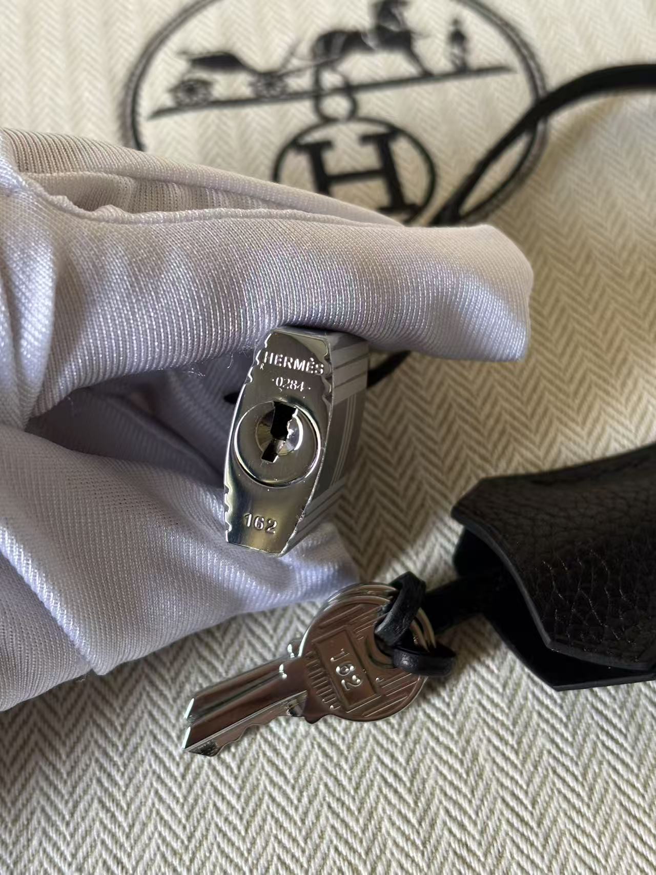 Close-up of the palladium-plated padlock and keys for the HAC a Dos PM