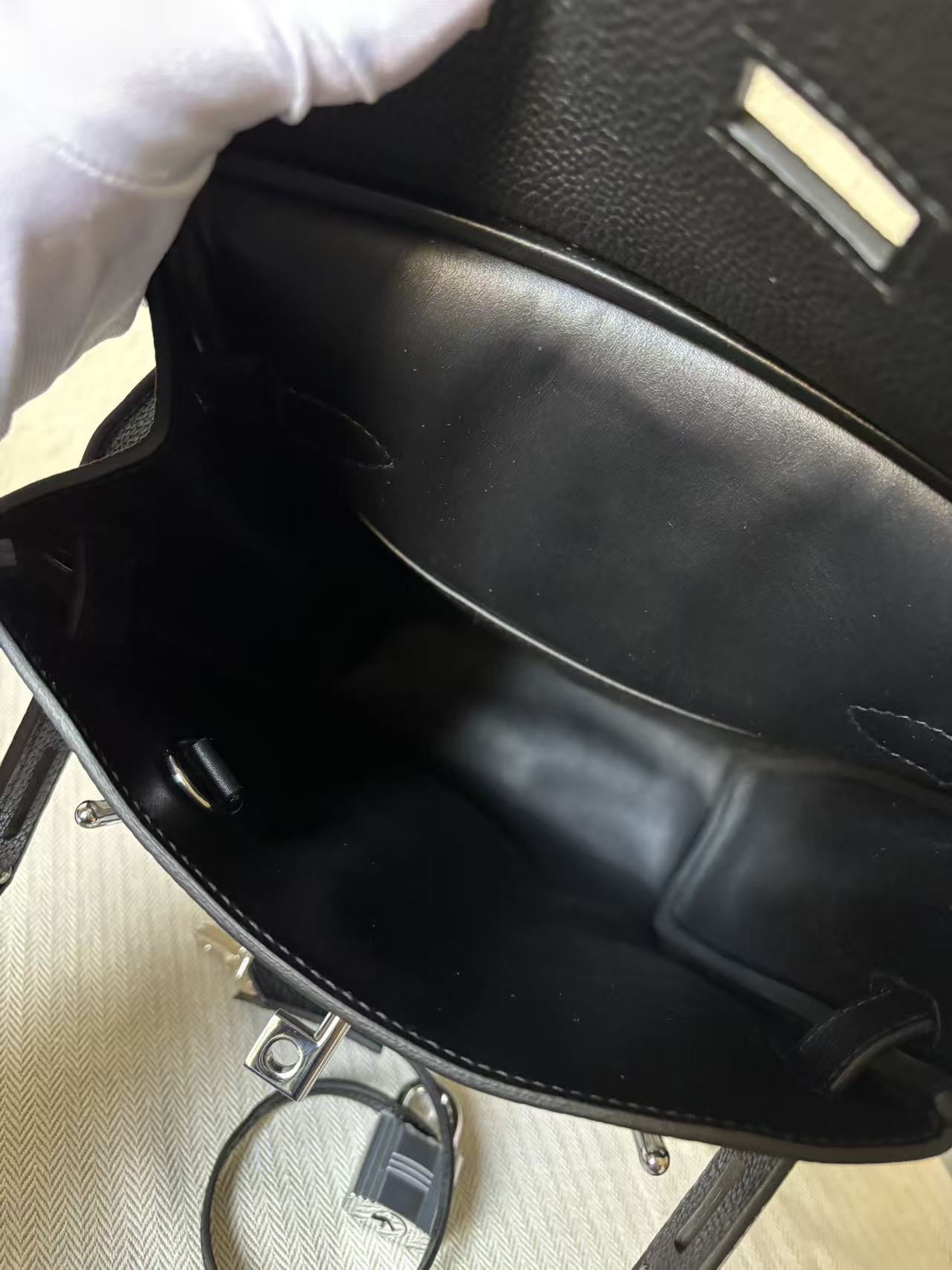 Interior view of the HAC a Dos PM showing the smooth lining and the spacious main compartment of the luxury backpack.