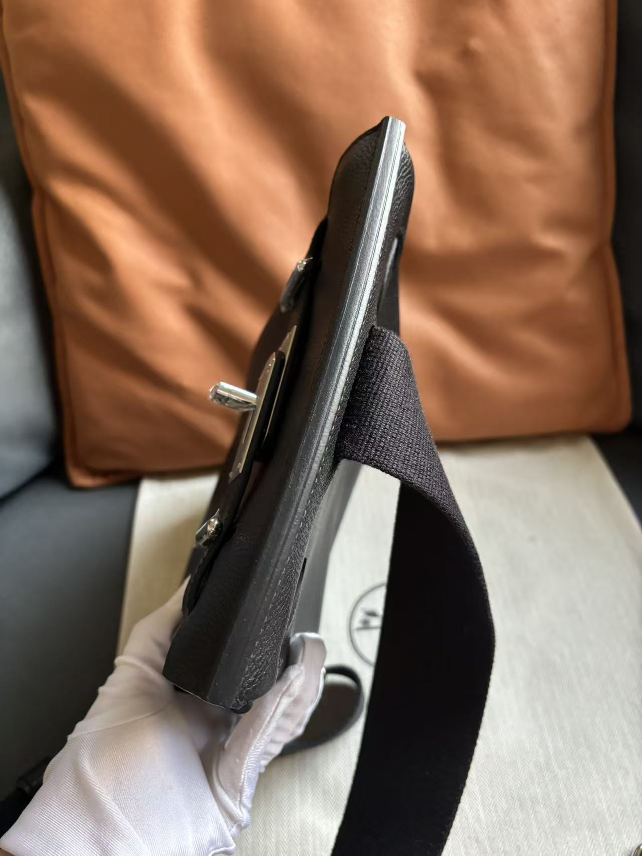 A top view of the HAC a Dos PM in Barenia Faubourg, showing the refined edge coating.