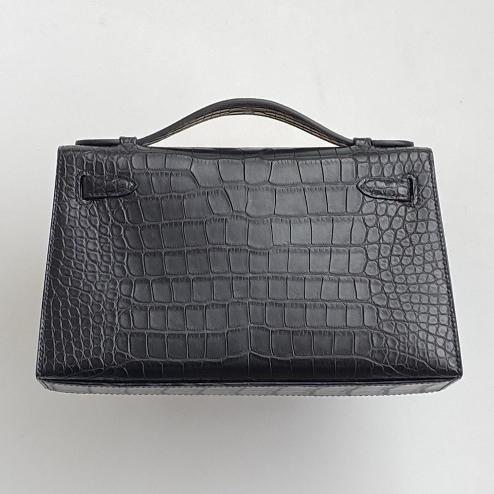 A detailed look at the premium Hermès Kelly Pochette for exotic alligator editions