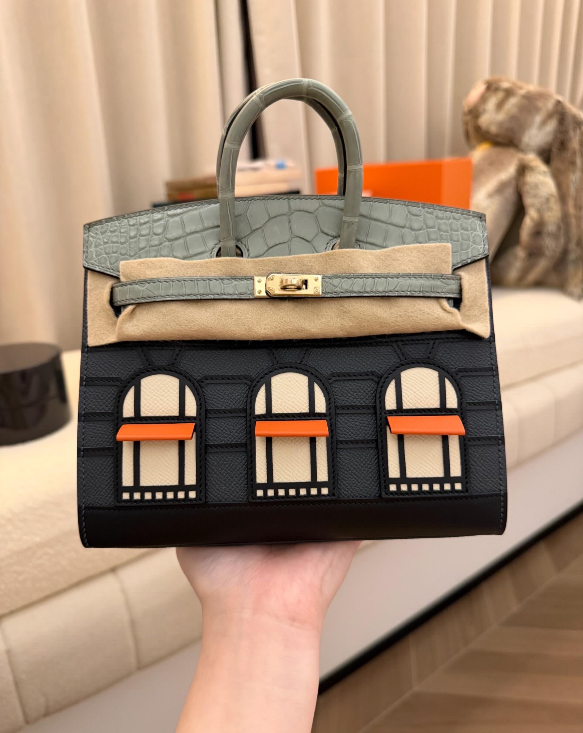 Someone holding the house Birkin Faubourg rainy days