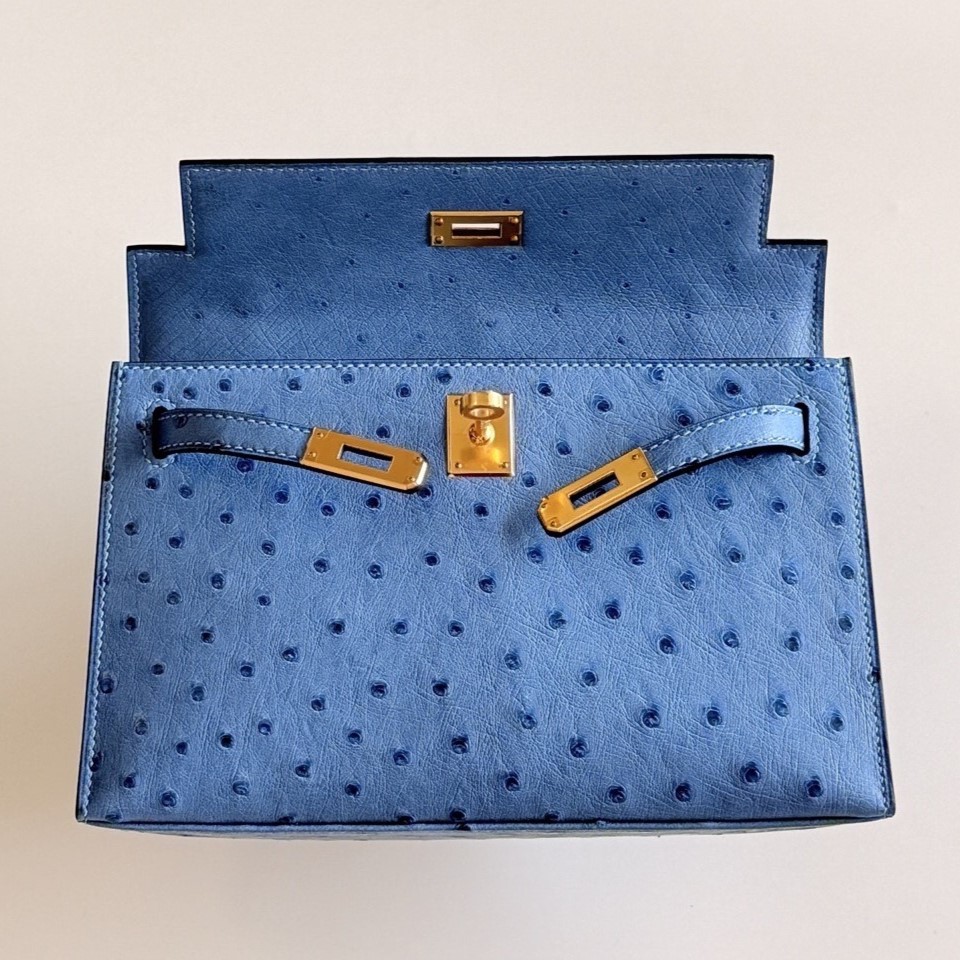 A stunning front perspective of the kelly pochette crafted from high-grade blue ostrich.