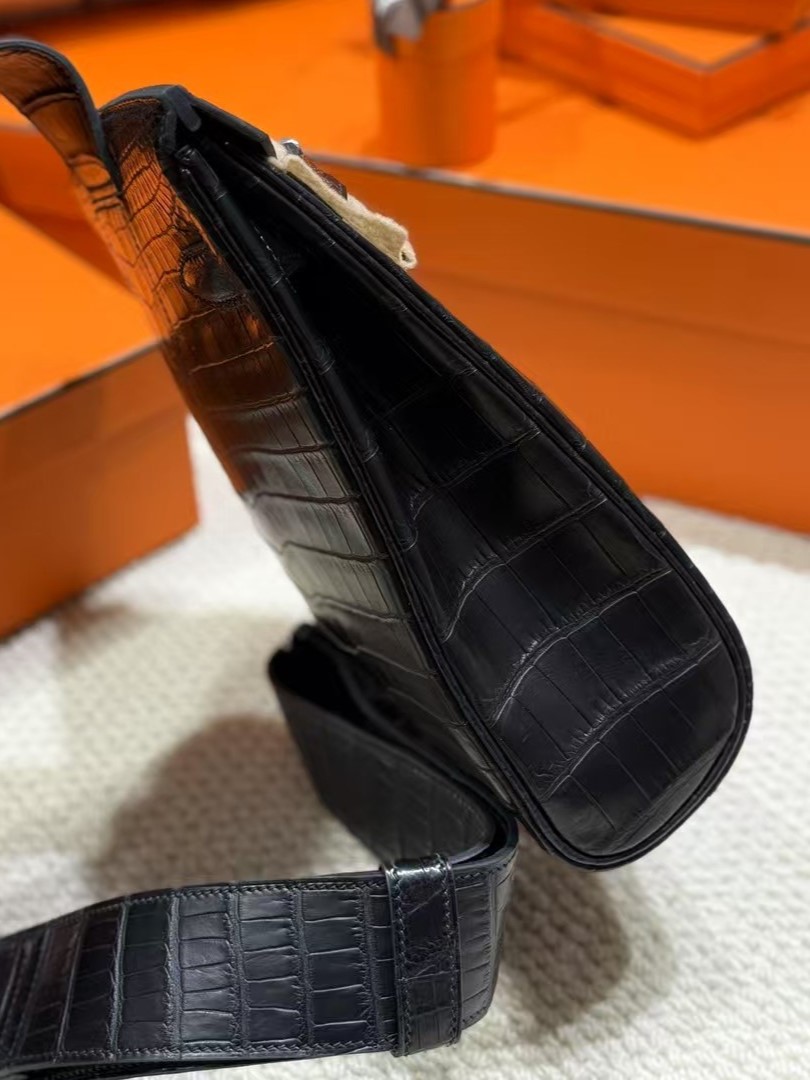 Side profile of the crocodile leather HAC a Dos PM