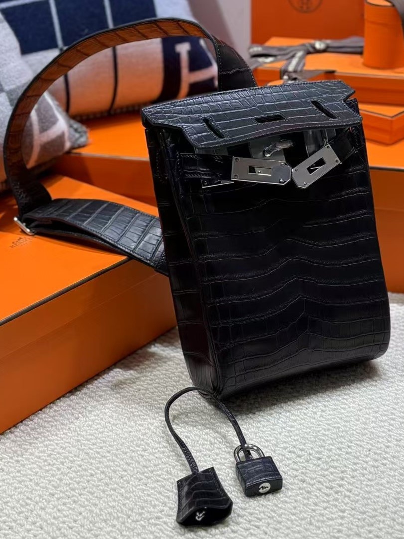 View of the open flap on the Niloticus Crocodile HAC a Dos