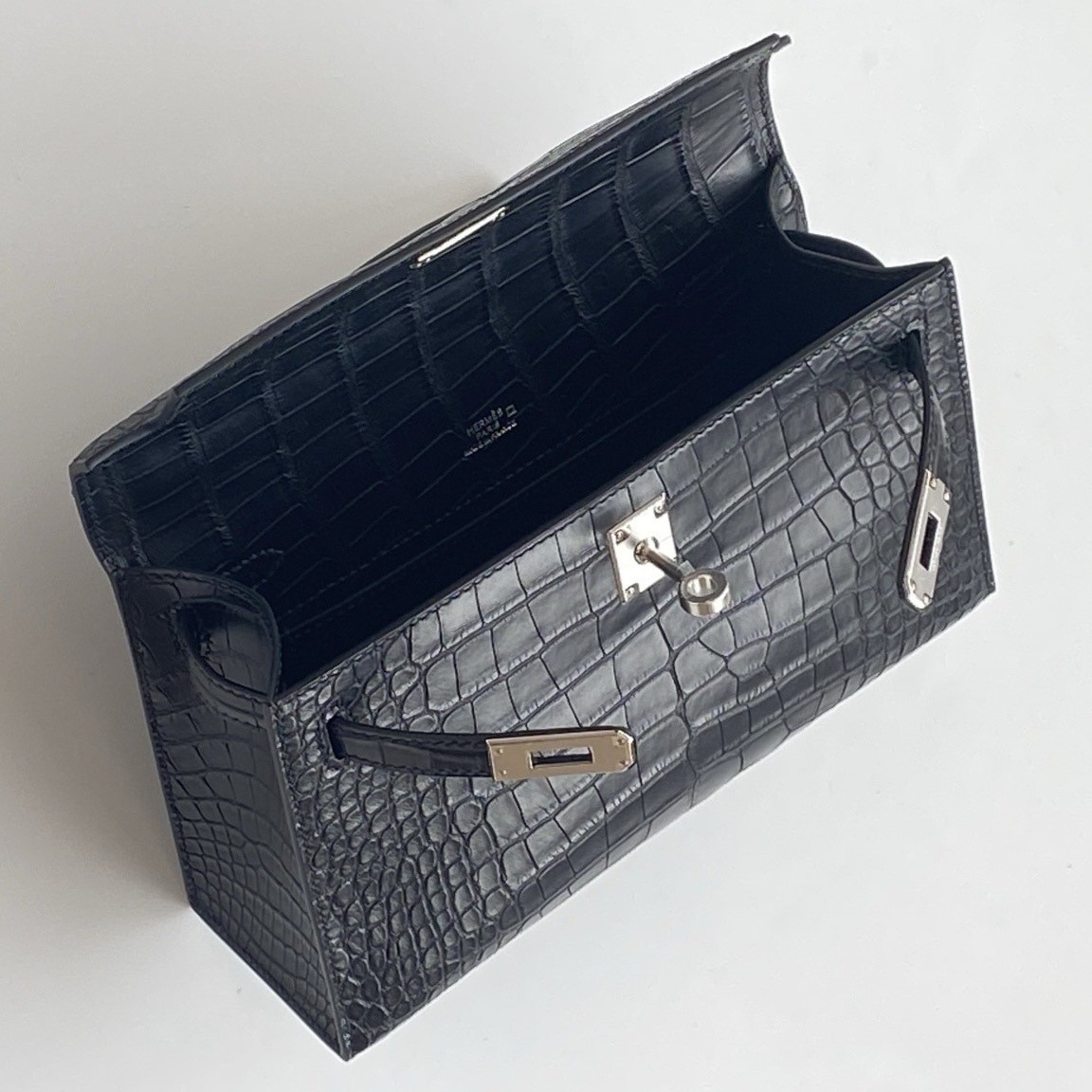 Interior of the Hermès Kelly Pochette clutch in Matte Alligator
