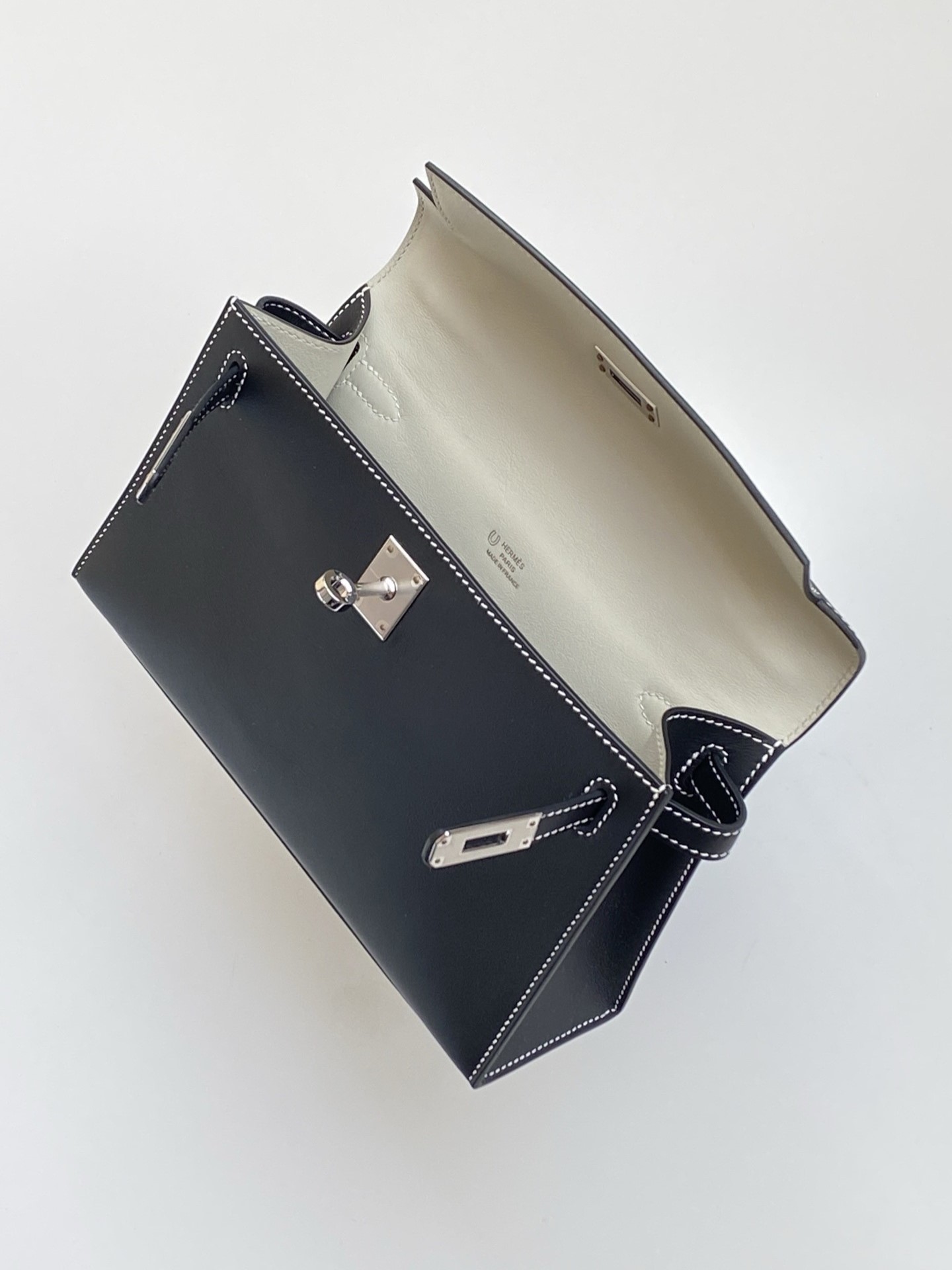 Top-down angle of the open Kelly Pochette Hermès