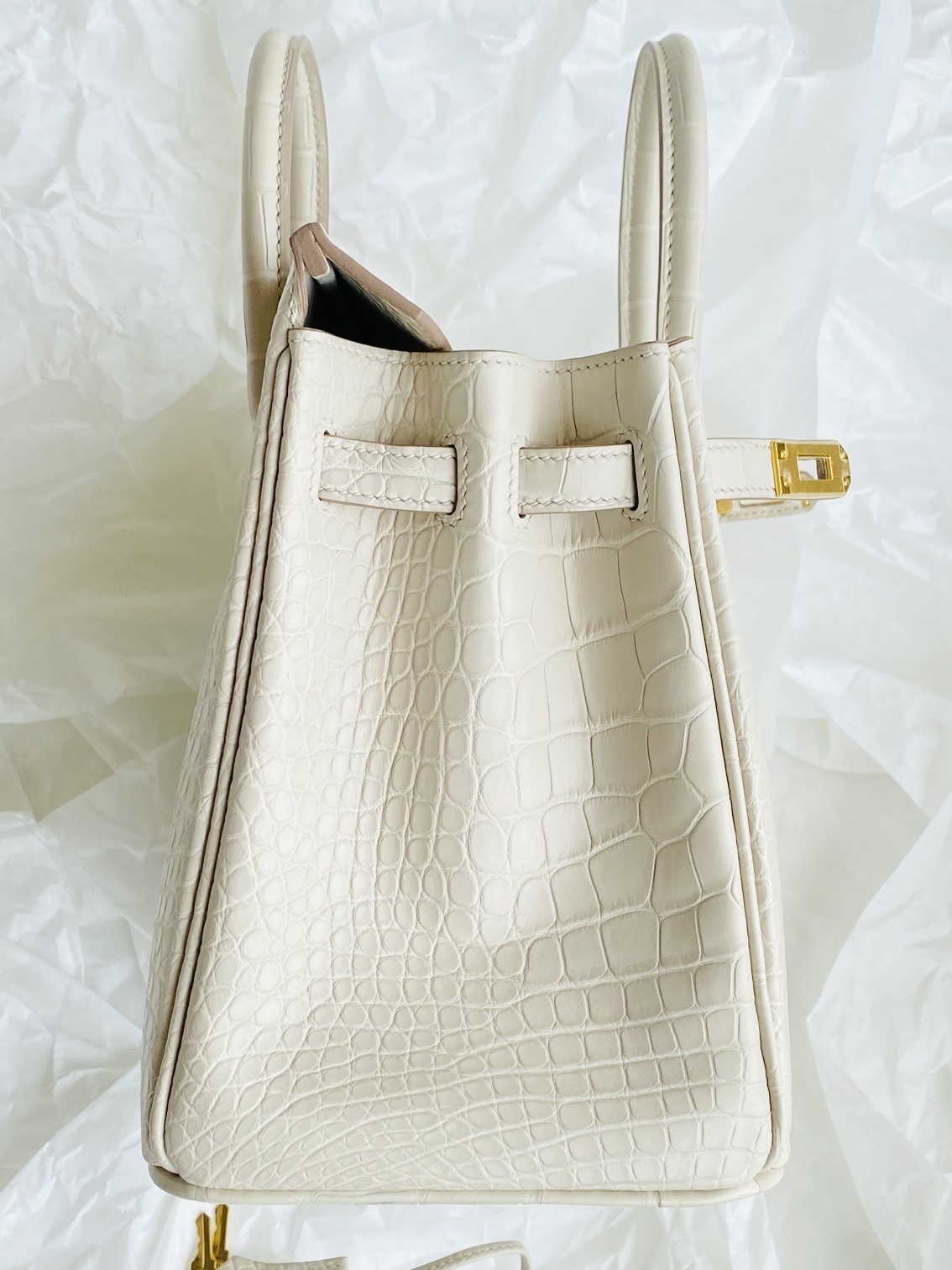 Side expansion view of a Birkin 25 in Beton alligator skin, showing the structured sangles.