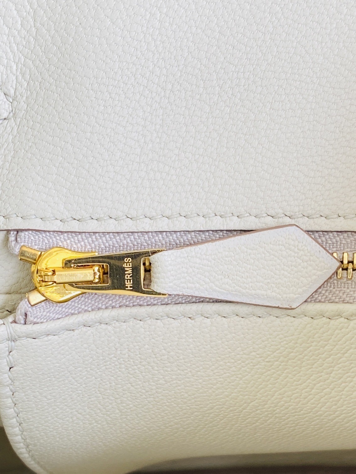 Close-up of the Birkin 25 in Beton alligator interior zipper with gold hardware and Hermès engraving