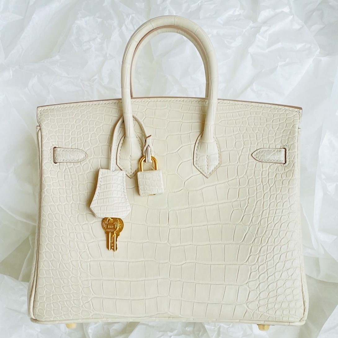 Straight back profile of a matte alligator Birkin bag highlighting the cool stony grey Beton color.